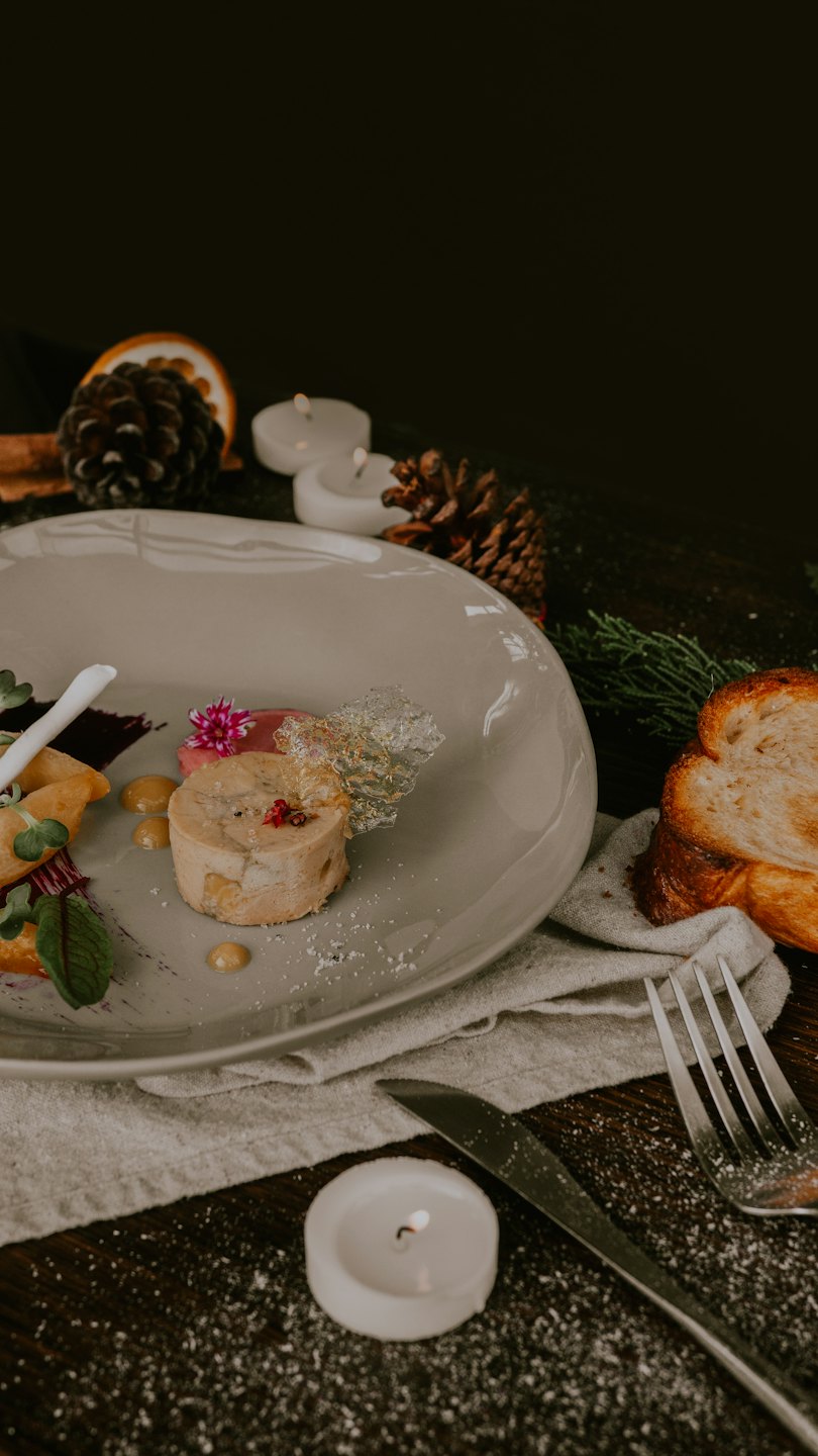 Pâté gastronomique servi avec garnitures sur une table festive de fête.